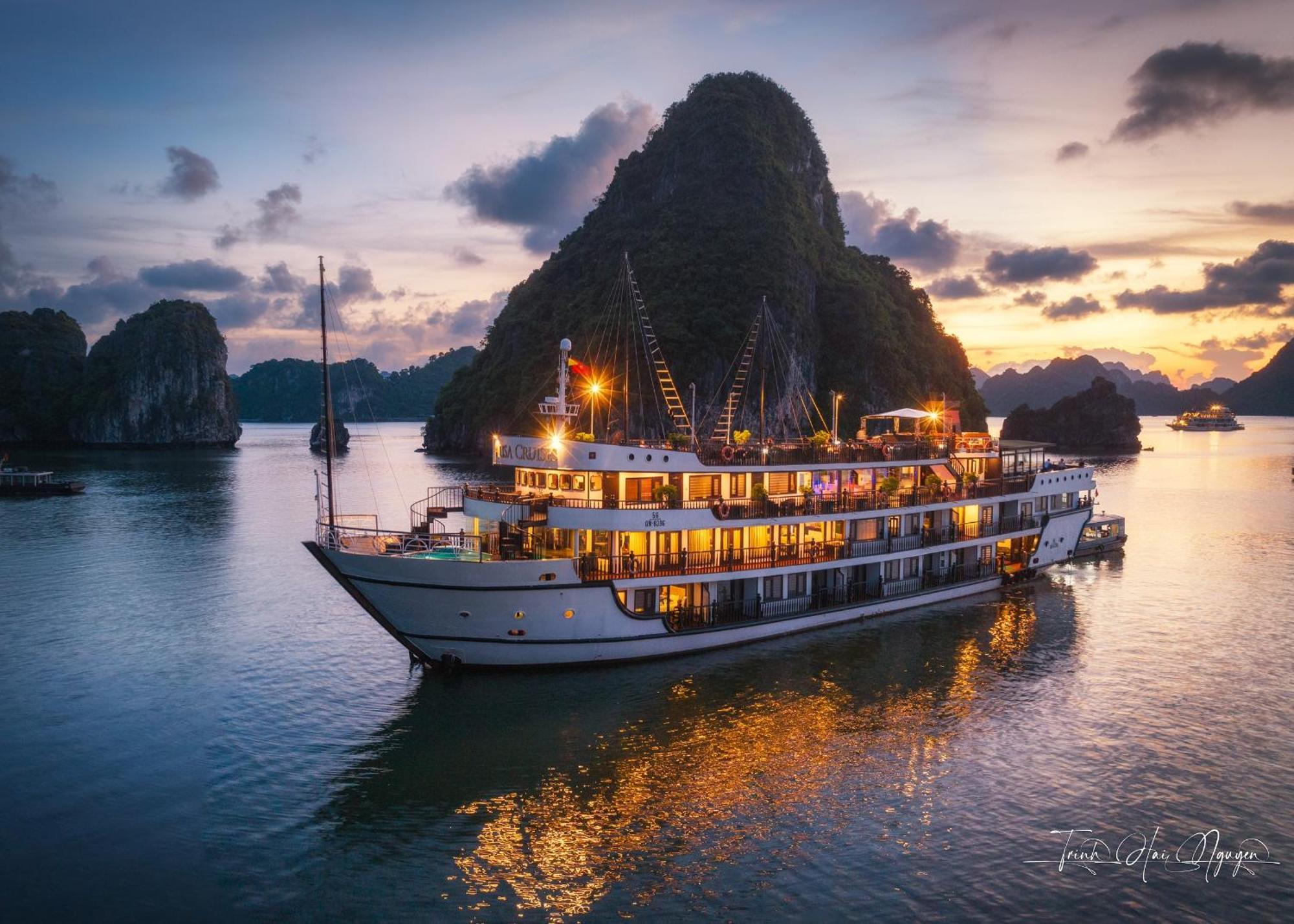 Готель Alisa Premier Cruise Халонг Екстер'єр фото