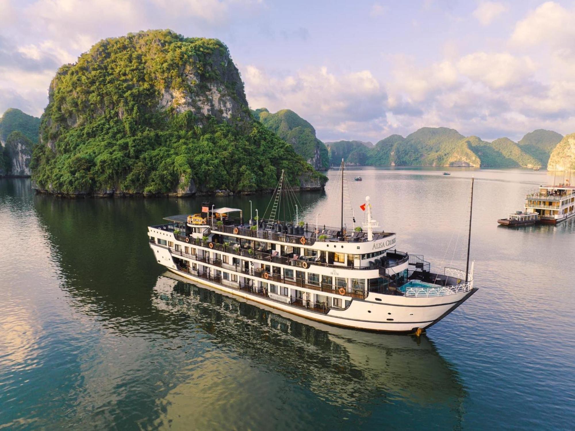 Готель Alisa Premier Cruise Халонг Екстер'єр фото
