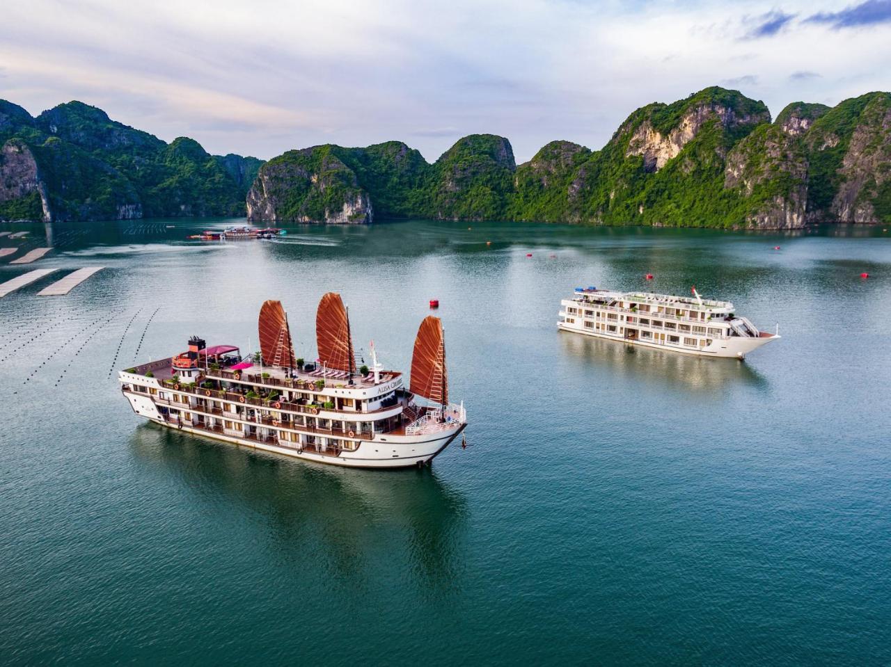 Готель Alisa Premier Cruise Халонг Екстер'єр фото